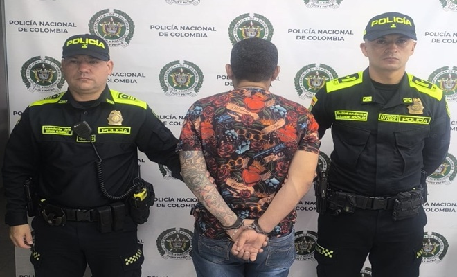dos polic&iacute;as y un capturado 