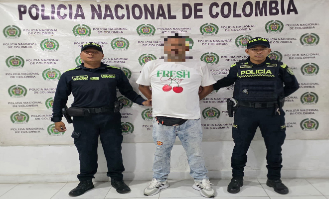 Dos polic&iacute;as con un capturado 