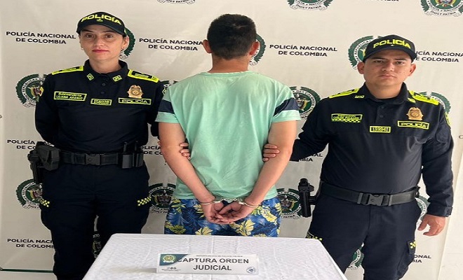 2 Policias Con persona capturada 