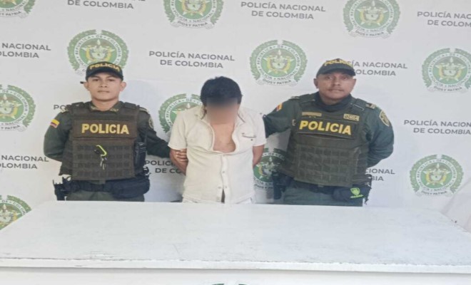 Un hombre de 33 a&ntilde;os capturado al lado de dos funcionarios de polic&iacute;a