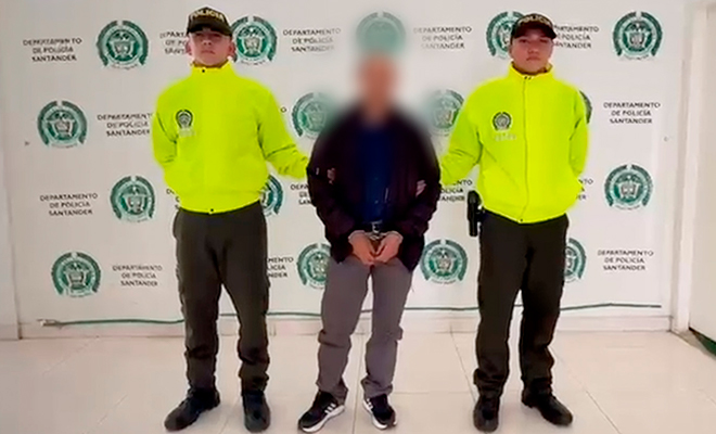Persona capturada vestida con una chaqueta color negro pantalón gris escoltado por dos funcionarios de la seccional de Investigación criminal SIJIN