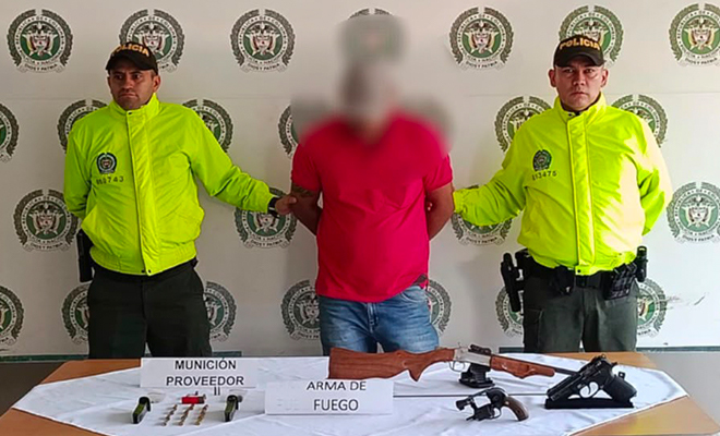 Persona capturada y elemento incautados junto a dos funcionarios de la seccional de Investigaci&oacute;n criminal