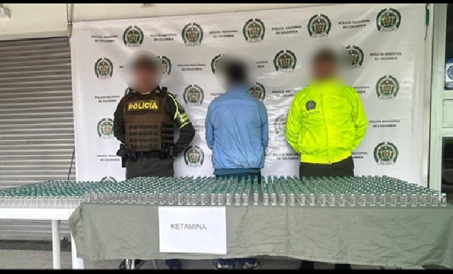 Dos policías junto al capturado y ketamina incautada