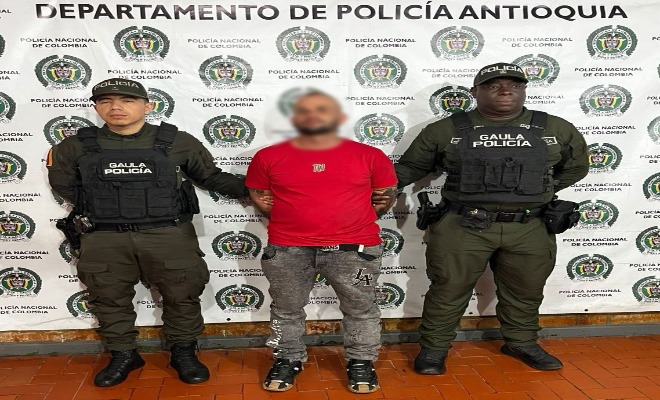 Dos polic&iacute;as del GAULA custodian a un capturado