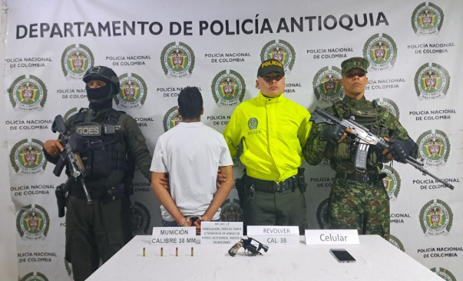 Polic&iacute;a y Ej&eacute;rcito custodian capturados y armamento
