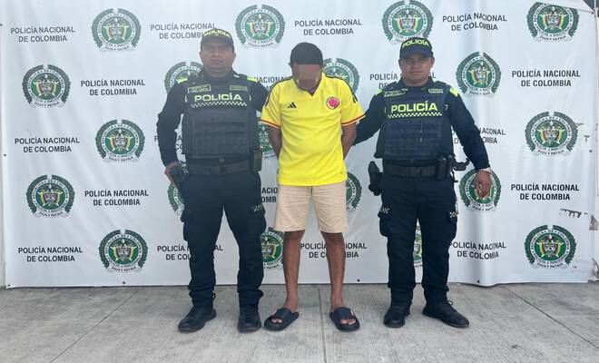 Dos policias y un capturado