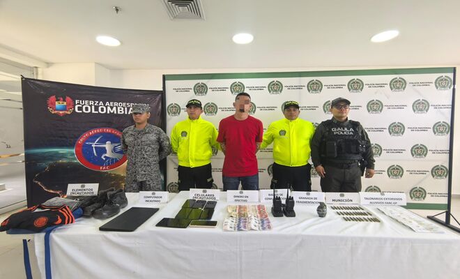 Tres policias, un funcionario de la armada nacional y un capturado y elementos incautados.