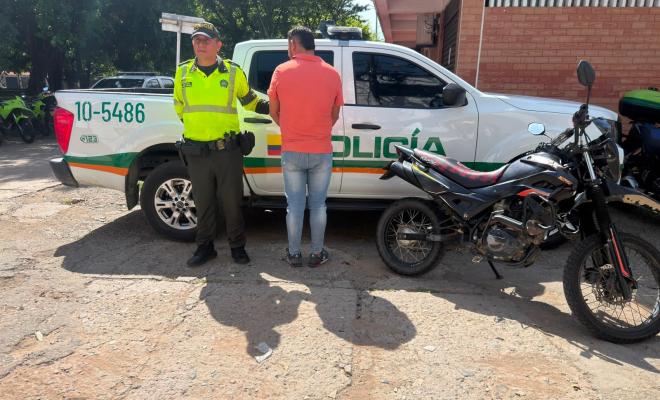 Polic&iacute;a captura a un sujeto que se movilizaba en un motocicleta hurtada