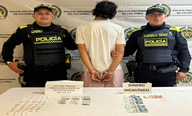 Capturado por tr&aacute;fico de estupefacientes en la vereda Vanguardia de Villavicencio encima de una mesa elementos incautados