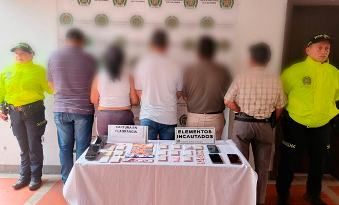 Cuatro hombres y una mujer capturados dedicadas a la comercializaci&oacute;n il&iacute;cita de juegos de azar y suerte.