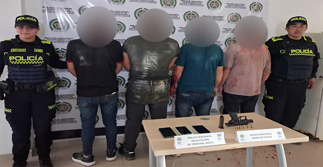 Cuatro personas capturadas junto con dos policías