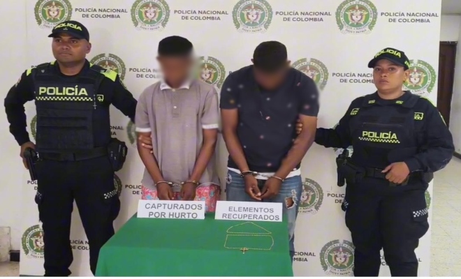 Dos polic&iacute;as, dos capturado y elementos incautados