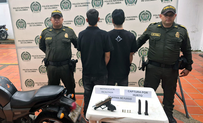 Dos polic&iacute;as y dos Capturados por hurto y porte de armas de fuego