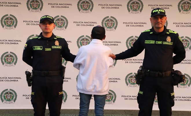 dos policías y un capturado 