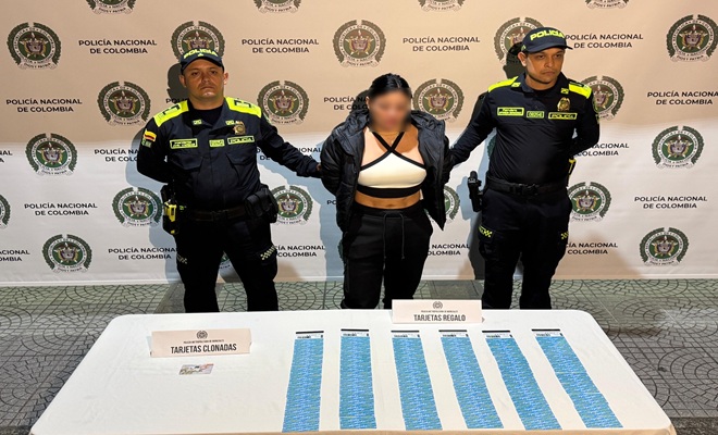 dos policías, una capturada y varias tarjetas incautadas 