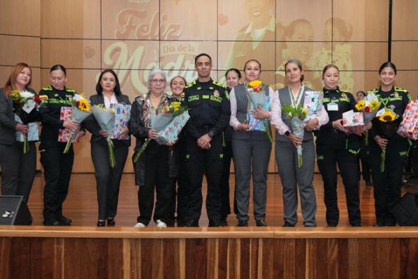 Detalles para las madres policías y funcionarias de La Jefatura Nacional de Administración de Recursos