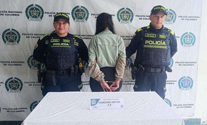 Polic&iacute;as en backing institucional con mujer capturada 