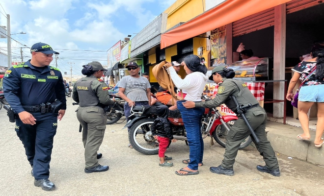 poloicias realizando control 