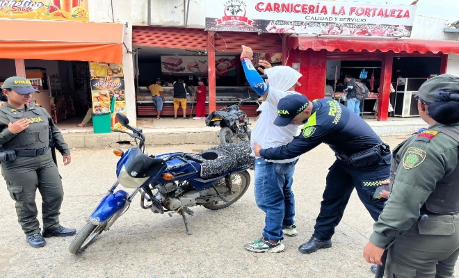 policiass conun grupo de personas realizando campañas