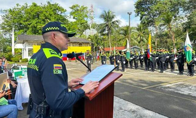 Comandante del departamento de Polic&iacute;a Urab&aacute; habla en juramento de bandera de auxiliares