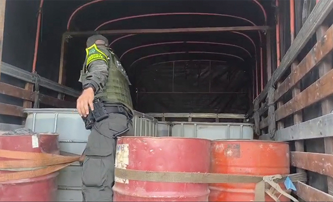 Carrocería del automotor hallando múltiples recipientes plásticos cargados con el combustible.