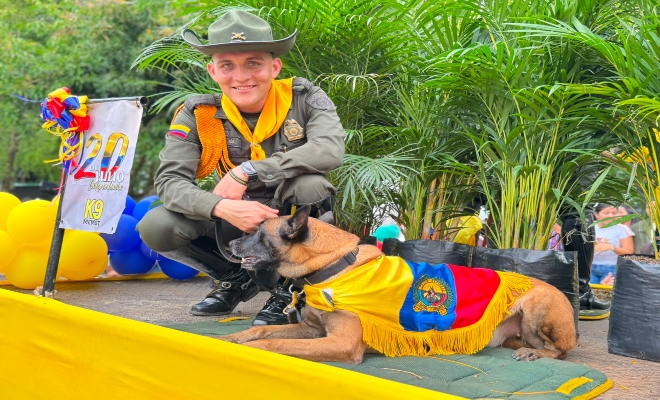 Uniformado del grupo de carabinero posando con su perro