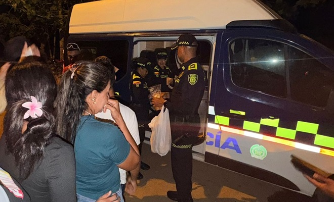 Policías entregan alimentos a la comunidad en un vehículo