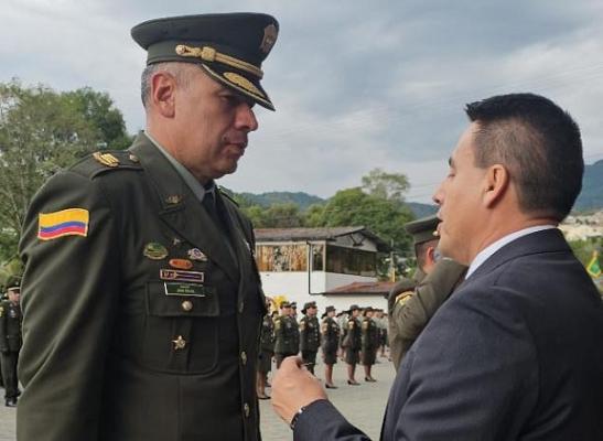 En la escuela de carabineros Alejandro Gutiérrez el alcalde de Manizales condecoro al señor comandante de la metropolitana 