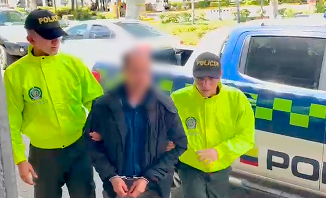 Persona capturada siendo conducida por los funcionarios de la Policía Nacional