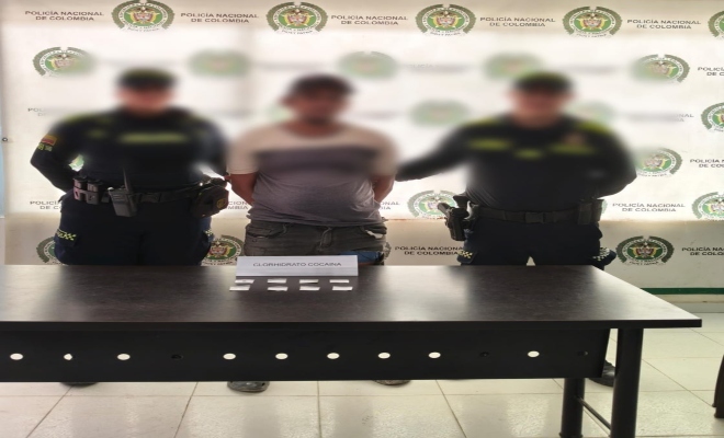 dos uniformados de la policía nacional con una persona en calidad de capturado por el delito Trafico, fabricación o porte de estupefacientes 