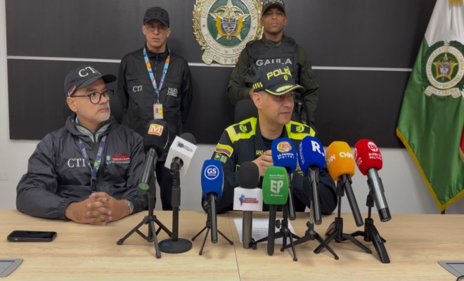 cuatro funcionarios participan en una rueda de prensa donde presentan los resultados de la ofensiva contra el microtráfico, que permitió la desarticulación de 10 expendios de droga y la captura de cinco actores criminales en Montería.