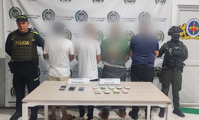 Cuatro capturados, dos policías y una mesa con objetos recuperados