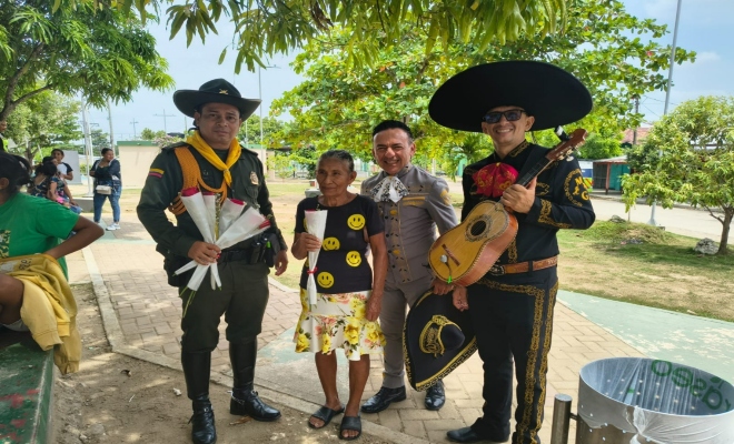 un uniformado de la Policía nacional  y tres ciudadanos en celebración día madres  