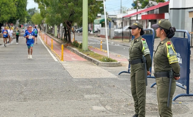dos uniformadas de la policía nacional prestan seguridad en la ciclovía en la ciudad de Montería 