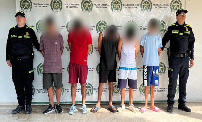 Dos policías y cinco personas capturadas por hurto