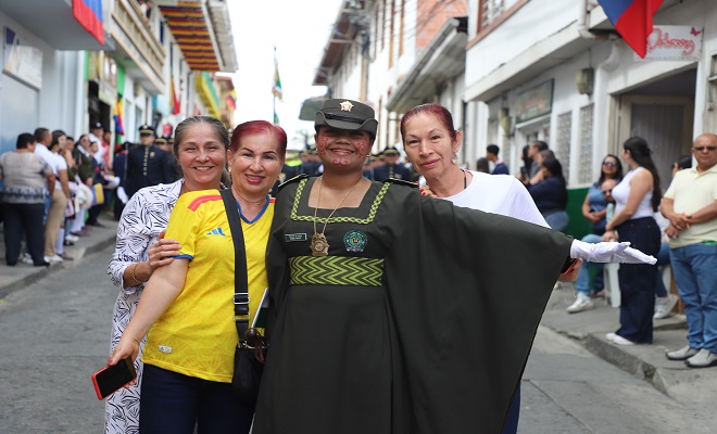 Mujer Policía con manta Guayu es abrazada por la comunidad