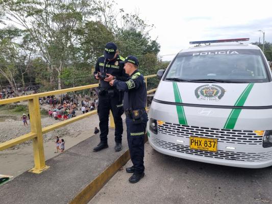 Dos policías realizando vigilancia aérea con dron durante operativo