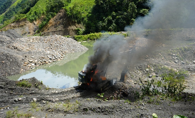 Retroexcavadora incendiada