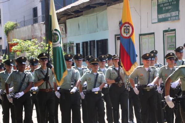 Polic&iacute;a nacional rinde honores a la patria en el desfile del 20 de julio