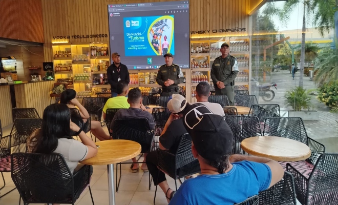 Uniformados del grupo de turismo hacen campañas frente al dia internacional del turimo 