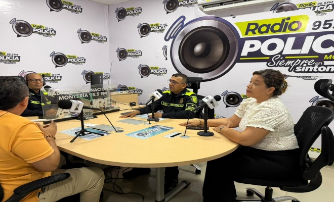 dos uniformados con dos personas hablando de la comunidad en programa radial 