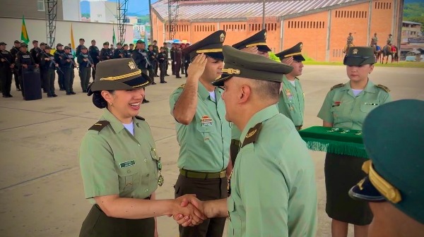 Dos polic&iacute;as salud&aacute;ndose