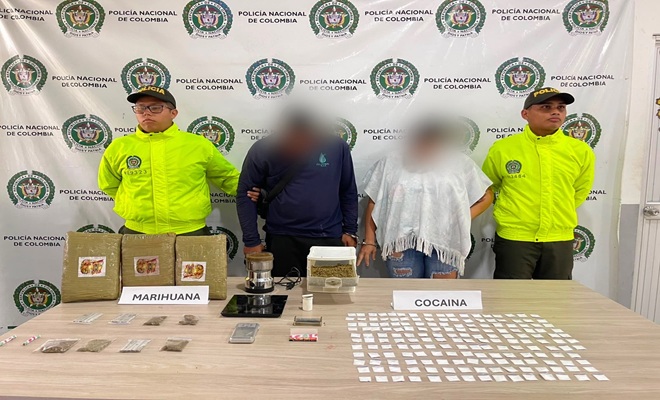 Dos capturados custodiados por dos policías