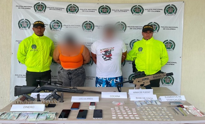Dos capturados, dos policías y elementos incautados