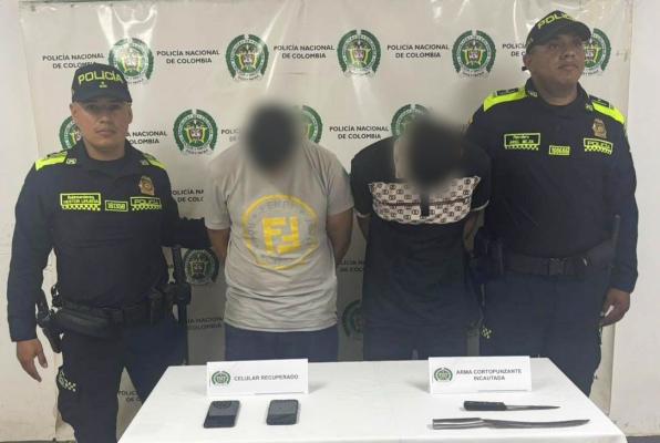 Policías presentan a dos capturados y los elementos incautados