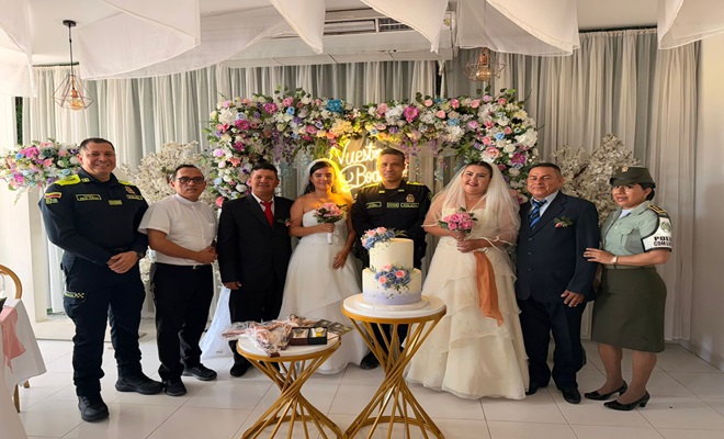 Dos parejas de reci&eacute;n casados cumplieron su sue&ntilde;o gracias a la ayuda de la polic&iacute;a.