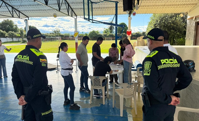 Dos policías garantizando la seguridad en el puesto de votación