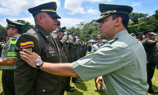 Dos uniformados en imposición de insignia