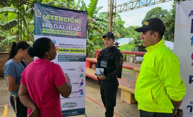 Dos uniformados realizando charlas de prevenci&oacute;n a dos mujeres