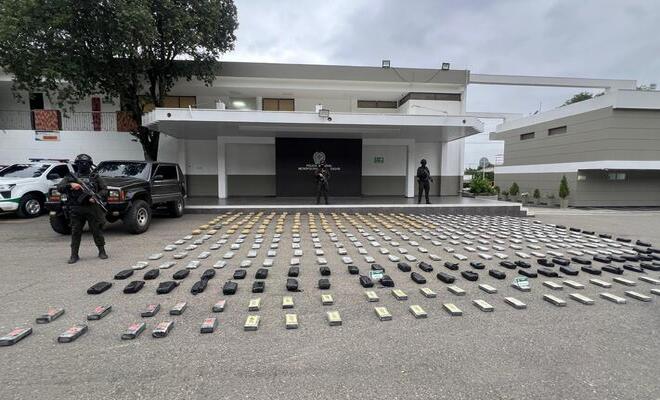 3 Policías y Droga incautada presentada en el Comando de la Policía Metropolitana de Cúcuta, custodiada por uniformados durante un procedimiento operativo.